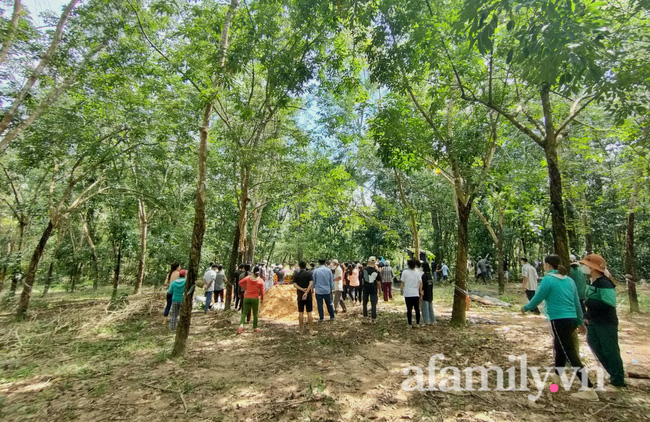 Những điểm 'đáng ngờ' vụ bé trai mất tích ở Bình Dương: Đội tìm kiếm từng 20 lần rà soát đoạn suối sau nhà nhưng không thấy - 2 Những điểm 'đáng ngờ' vụ bé trai mất tích ở Bình Dương: Đội tìm kiếm từng 20 lần rà soát đoạn suối sau nhà nhưng không thấy - 2