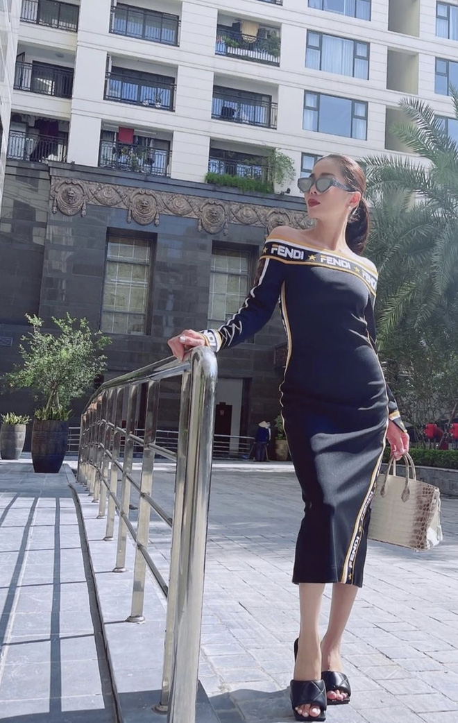 Cả vũ trụ giàu có toát lên trong bức ảnh Lệ Quyên và hội bạn uống trà: Có tận 3 chiếc túi bạch tạng mỗi chiếc gần chục tỷ! - 1 Cả vũ trụ giàu có toát lên trong bức ảnh Lệ Quyên và hội bạn uống trà: Có tận 3 chiếc túi bạch tạng mỗi chiếc gần chục tỷ! - 1
