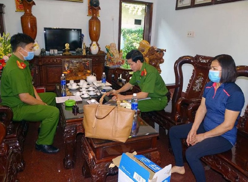 Nữ giám đốc công ty xăng dầu Hà Lộc ở Vũng Tàu bị bắt về tội buôn lậu Nữ giám đốc công ty xăng dầu Hà Lộc ở Vũng Tàu bị bắt về tội buôn lậu