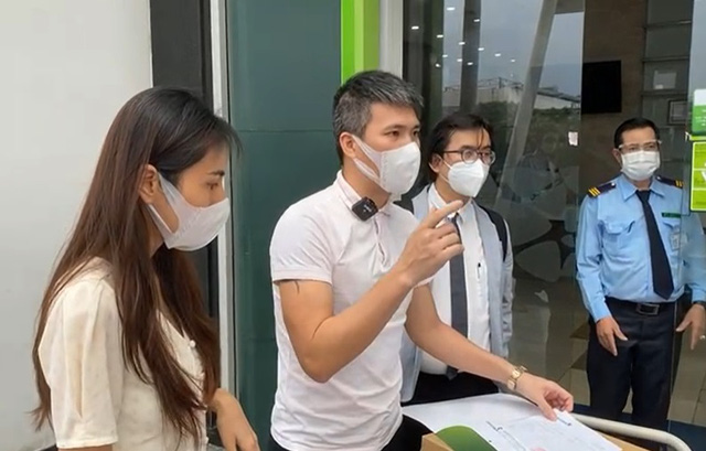 Lộ khoảnh khắc Thuỷ Tiên 'diễn' khi làm từ thiện, có máy quay theo sát hô 'rồi' mới bắt đầu xuống xe, dân mạng bùng nổ tranh cãi - 3 Lộ khoảnh khắc Thuỷ Tiên 'diễn' khi làm từ thiện, có máy quay theo sát hô 'rồi' mới bắt đầu xuống xe, dân mạng bùng nổ tranh cãi - 3