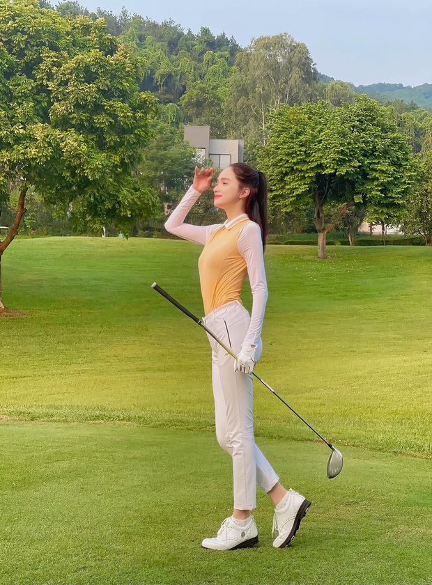 Đây là việc Hương Giang làm trong 2 ngày tái xuất showbiz, 'nghiện' bồ CEO lắm rồi nè! - 1 Đây là việc Hương Giang làm trong 2 ngày tái xuất showbiz, 'nghiện' bồ CEO lắm rồi nè! - 1