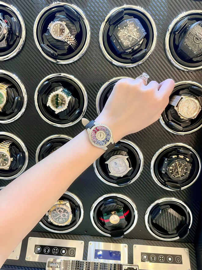 Nữ đại gia Quận 7 nói gì về tin đồn đeo đồng hồ kim cương 2,5 tỷ fake giống thật đến 99% để 'khè' thiên hạ? - 1 Nữ đại gia Quận 7 nói gì về tin đồn đeo đồng hồ kim cương 2,5 tỷ fake giống thật đến 99% để 'khè' thiên hạ? - 1