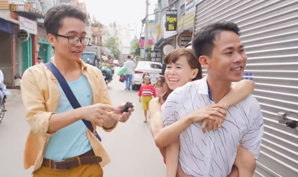 Chồng đẹp trai phải lòng vợ bại liệt, vì 2 lý do mà hứa 'anh cõng em đi khắp Sài Gòn' Chồng đẹp trai phải lòng vợ bại liệt, vì 2 lý do mà hứa 'anh cõng em đi khắp Sài Gòn'