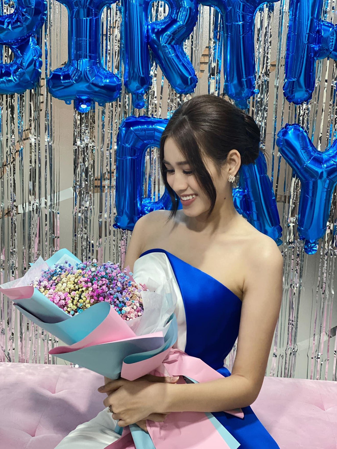 Đỗ Thị Hà đón tuổi 20 cùng hội bạn mỹ nhân, đọ sắc với Tiểu Vy bùng nổ visual có ai chịu lép vế? - 1 Đỗ Thị Hà đón tuổi 20 cùng hội bạn mỹ nhân, đọ sắc với Tiểu Vy bùng nổ visual có ai chịu lép vế? - 1