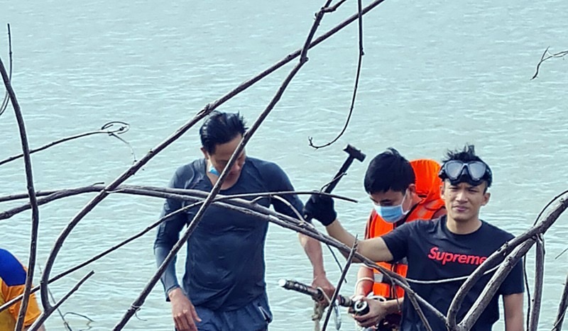 Người nhái lặn tìm cây búa hung thủ dùng sát hại người đang chơi cờ tướng Người nhái lặn tìm cây búa hung thủ dùng sát hại người đang chơi cờ tướng