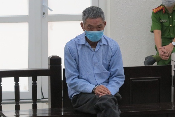 Khi 'yêu râu xanh' rình mò ở trường học hại đời bé gái - 1 Khi 'yêu râu xanh' rình mò ở trường học hại đời bé gái - 1