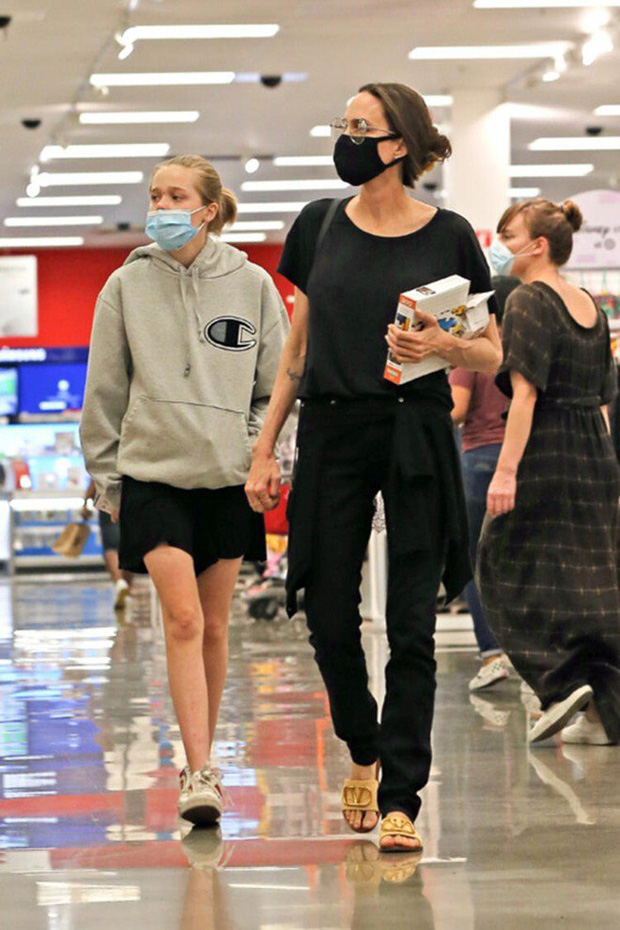 Từng là biểu tượng của cộng đồng LGBT, con gái tomboy của Angelina Jolie vừa có màn lột xác khiến cả thế giới kinh ngạc - 18 Từng là biểu tượng của cộng đồng LGBT, con gái tomboy của Angelina Jolie vừa có màn lột xác khiến cả thế giới kinh ngạc - 18