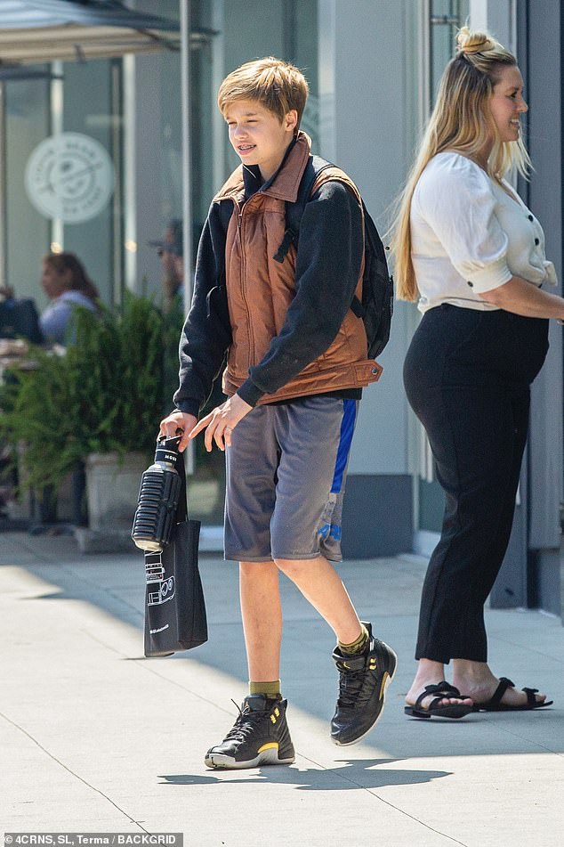 Từng là biểu tượng của cộng đồng LGBT, con gái tomboy của Angelina Jolie vừa có màn lột xác khiến cả thế giới kinh ngạc - 17 Từng là biểu tượng của cộng đồng LGBT, con gái tomboy của Angelina Jolie vừa có màn lột xác khiến cả thế giới kinh ngạc - 17