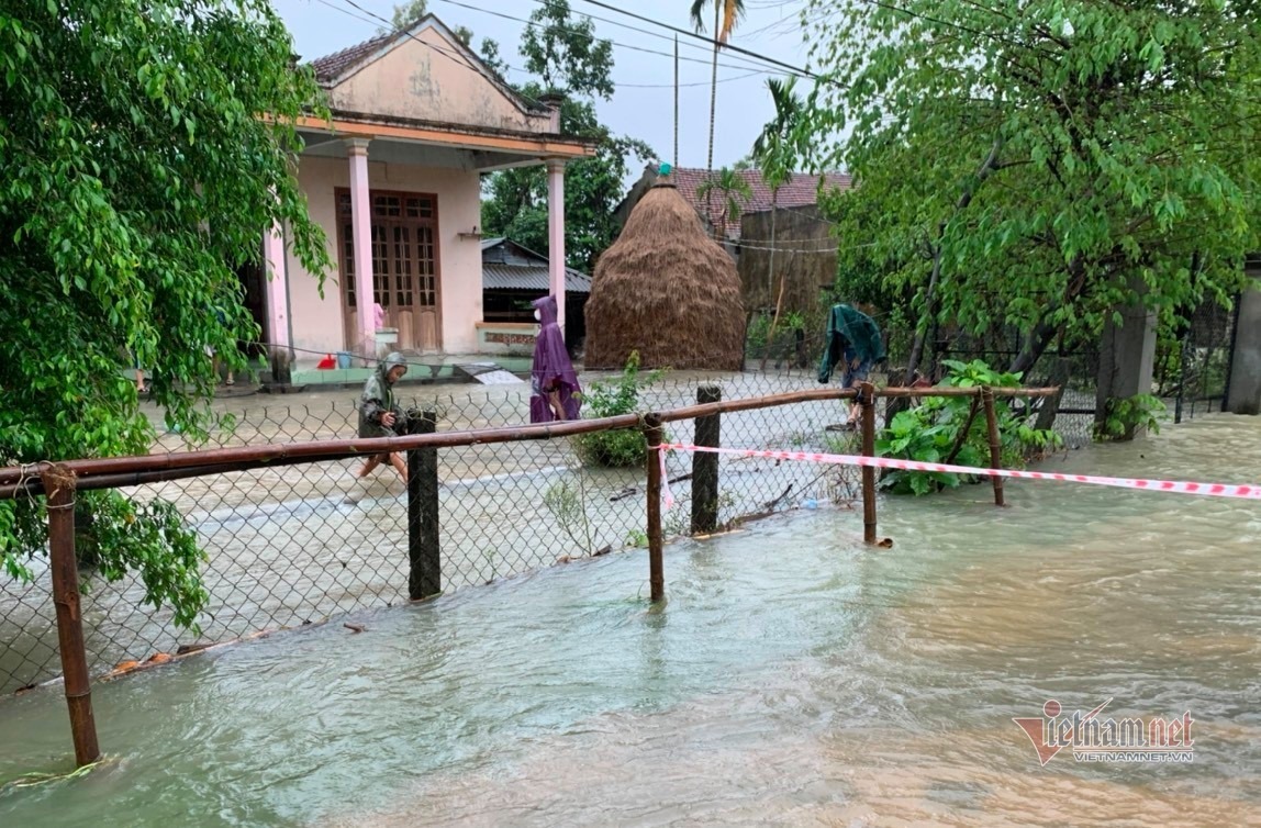 Mưa trắng trời, nhiều tuyến phố ở Quảng Ngãi ngập mênh mông - 5 Mưa trắng trời, nhiều tuyến phố ở Quảng Ngãi ngập mênh mông - 5