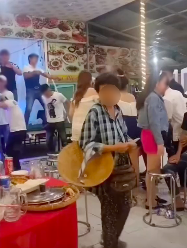 Xôn xao clip bà bán vé số vào đám cưới 'lấy' đồ ăn đem về, hành động của người quay clip gây bất ngờ Xôn xao clip bà bán vé số vào đám cưới 'lấy' đồ ăn đem về, hành động của người quay clip gây bất ngờ