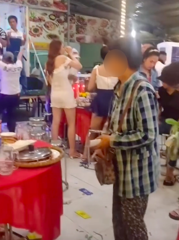 Xôn xao clip bà bán vé số vào đám cưới 'lấy' đồ ăn đem về, hành động của người quay clip gây bất ngờ - 1 Xôn xao clip bà bán vé số vào đám cưới 'lấy' đồ ăn đem về, hành động của người quay clip gây bất ngờ - 1