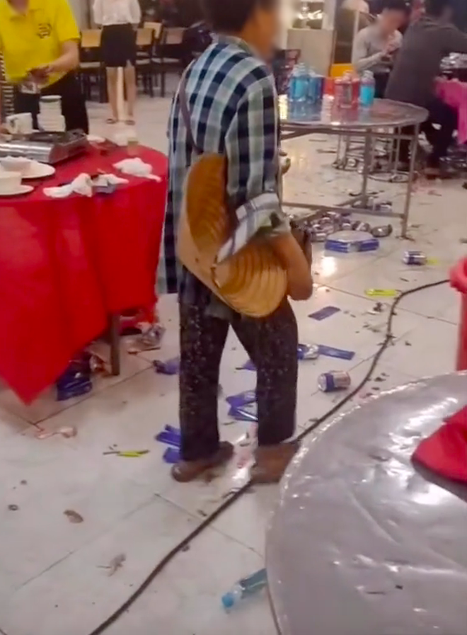 Xôn xao clip bà bán vé số vào đám cưới 'lấy' đồ ăn đem về, hành động của người quay clip gây bất ngờ - 3 Xôn xao clip bà bán vé số vào đám cưới 'lấy' đồ ăn đem về, hành động của người quay clip gây bất ngờ - 3