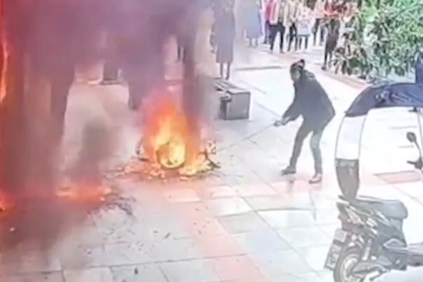 Mặc nguy hiểm, người đàn ông kéo chiếc xe cháy rừng rực khỏi quán ăn Mặc nguy hiểm, người đàn ông kéo chiếc xe cháy rừng rực khỏi quán ăn