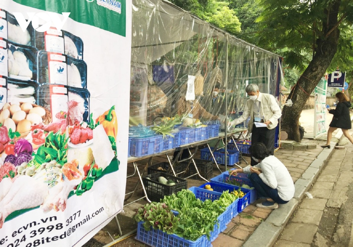 Người dân Hà Nội thích thú với gian hàng đổi phế liệu lấy thực phẩm - 11 Người dân Hà Nội thích thú với gian hàng đổi phế liệu lấy thực phẩm - 11