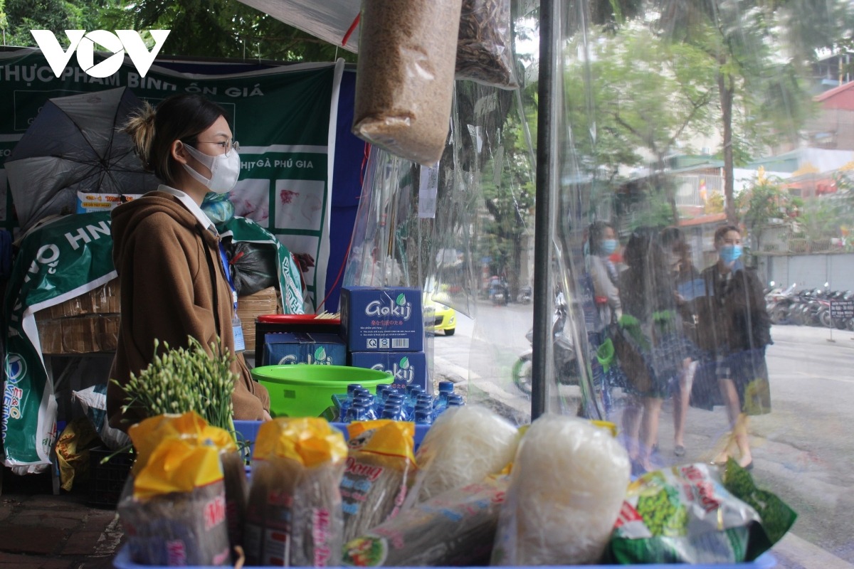 Người dân Hà Nội thích thú với gian hàng đổi phế liệu lấy thực phẩm - 2 Người dân Hà Nội thích thú với gian hàng đổi phế liệu lấy thực phẩm - 2