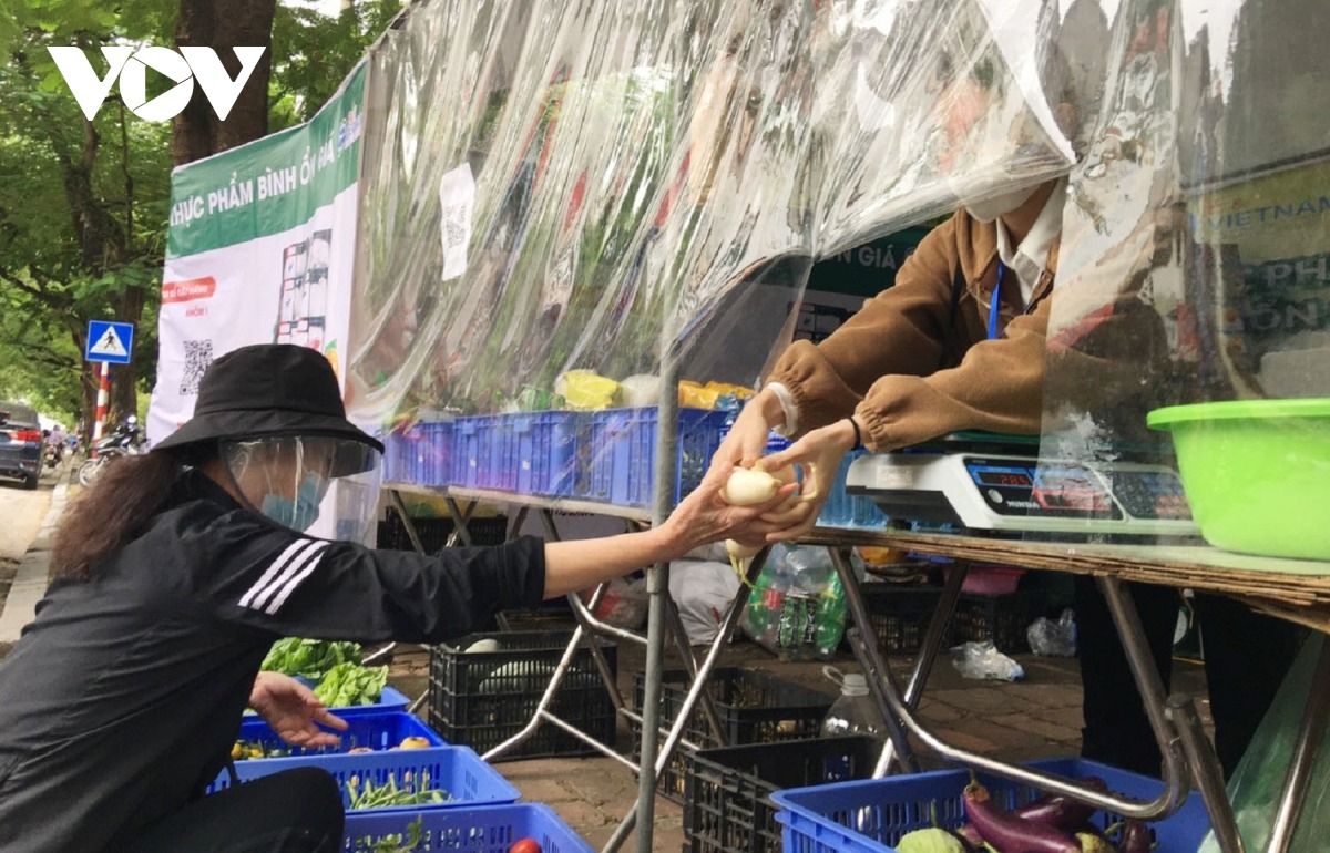 Người dân Hà Nội thích thú với gian hàng đổi phế liệu lấy thực phẩm - 9 Người dân Hà Nội thích thú với gian hàng đổi phế liệu lấy thực phẩm - 9