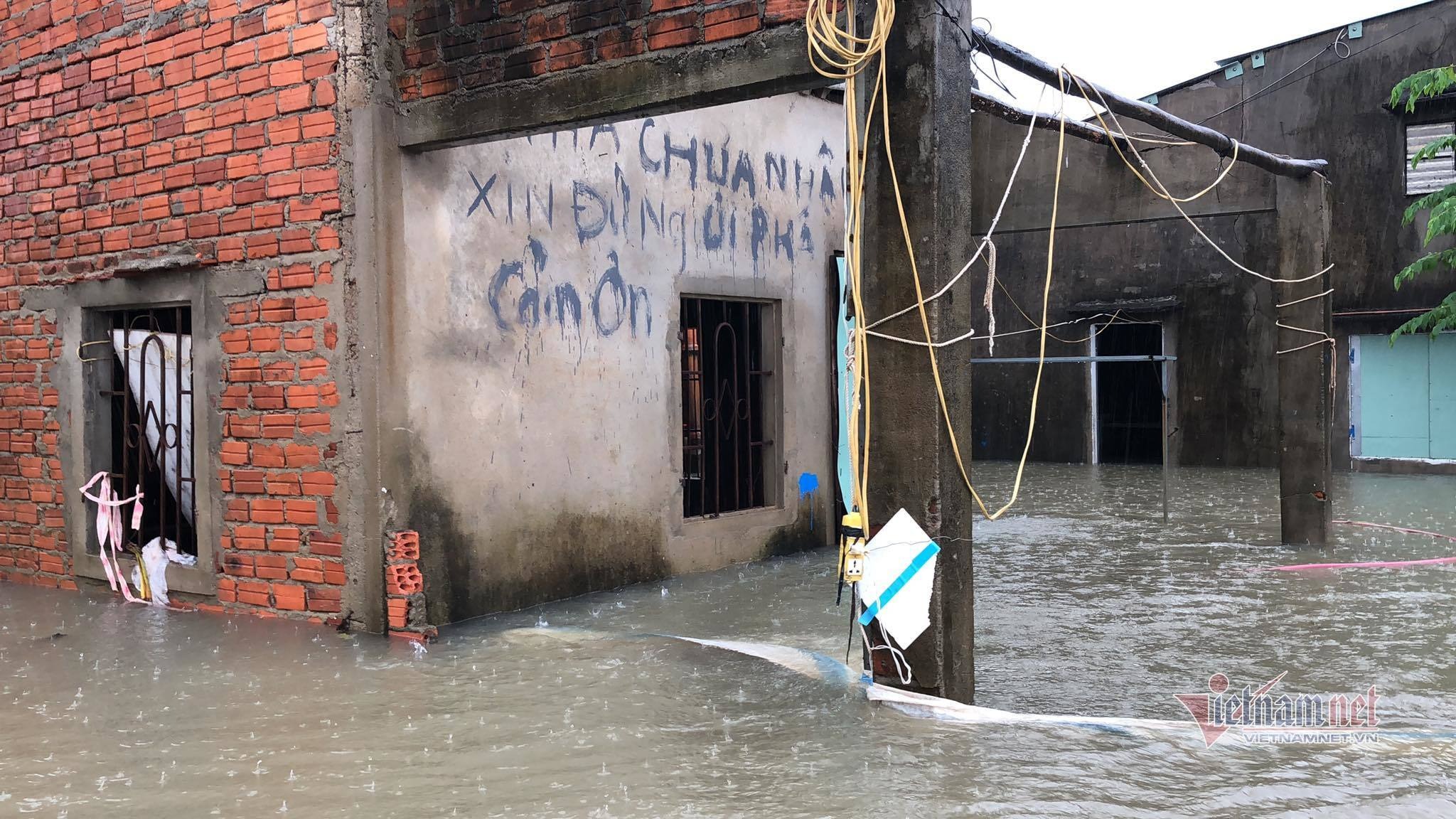 Mưa lớn, nhiều nơi ngập lụt ở Quảng Nam - 10 Mưa lớn, nhiều nơi ngập lụt ở Quảng Nam - 10