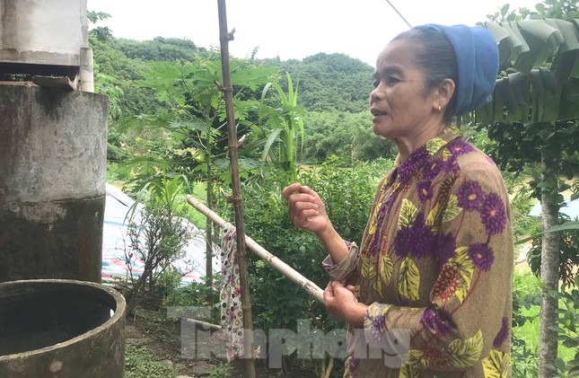 Núi nứt toác hình vòng cung, doạ sập vùi lấp hàng chục hộ dân - 4 Núi nứt toác hình vòng cung, doạ sập vùi lấp hàng chục hộ dân - 4