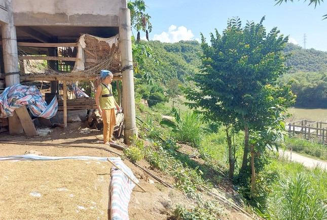 Núi nứt toác hình vòng cung, doạ sập vùi lấp hàng chục hộ dân - 5 Núi nứt toác hình vòng cung, doạ sập vùi lấp hàng chục hộ dân - 5