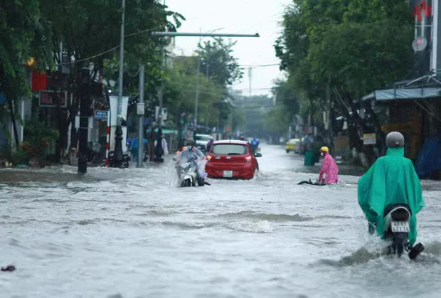 Quảng Ngãi: Mưa như trút nước, lũ lên nhanh làm nhiều nơi ngập nặng Quảng Ngãi: Mưa như trút nước, lũ lên nhanh làm nhiều nơi ngập nặng