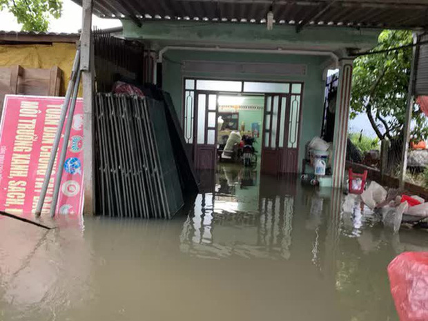 Quảng Ngãi: Mưa như trút nước, lũ lên nhanh làm nhiều nơi ngập nặng - 1 Quảng Ngãi: Mưa như trút nước, lũ lên nhanh làm nhiều nơi ngập nặng - 1