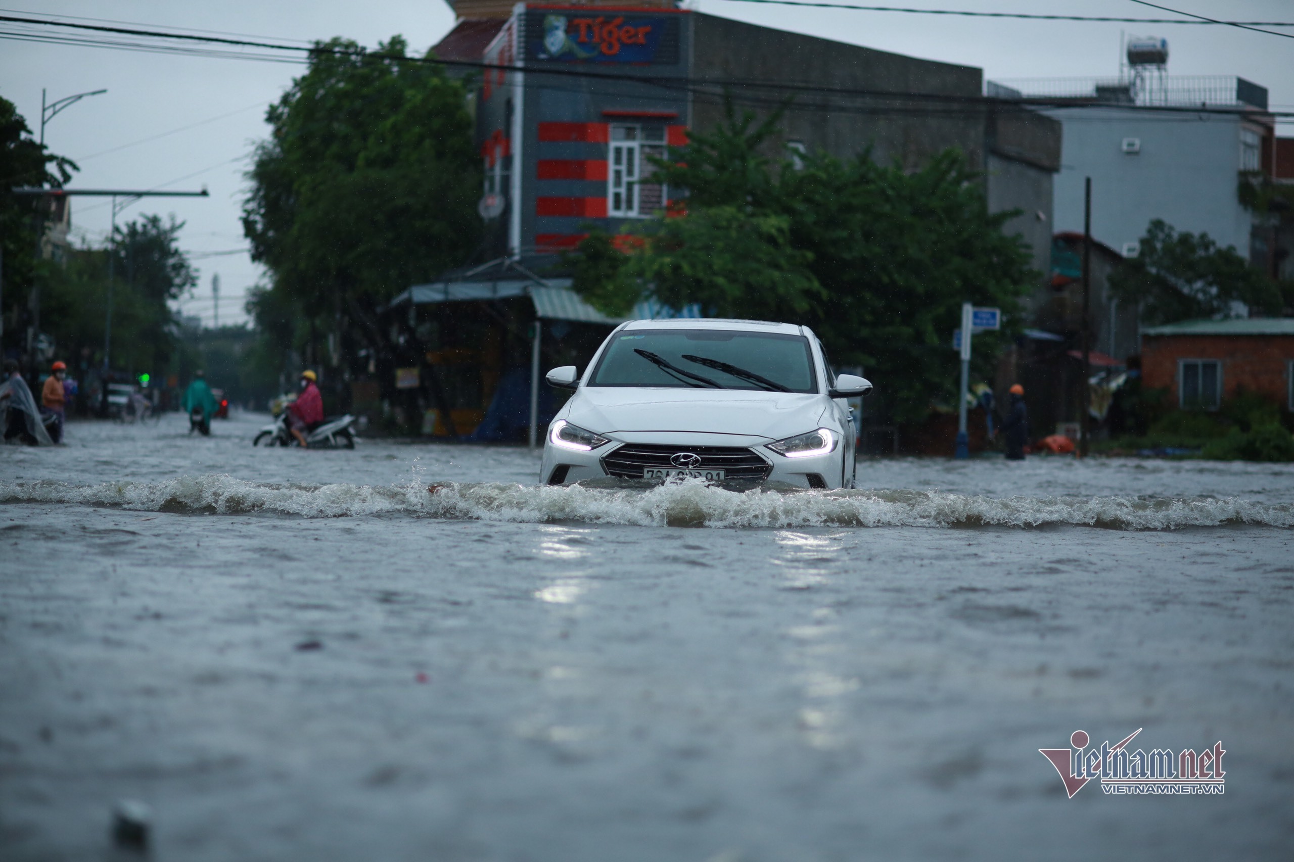 Mưa trắng trời, nhiều tuyến phố ở Quảng Ngãi ngập mênh mông - 2 Mưa trắng trời, nhiều tuyến phố ở Quảng Ngãi ngập mênh mông - 2