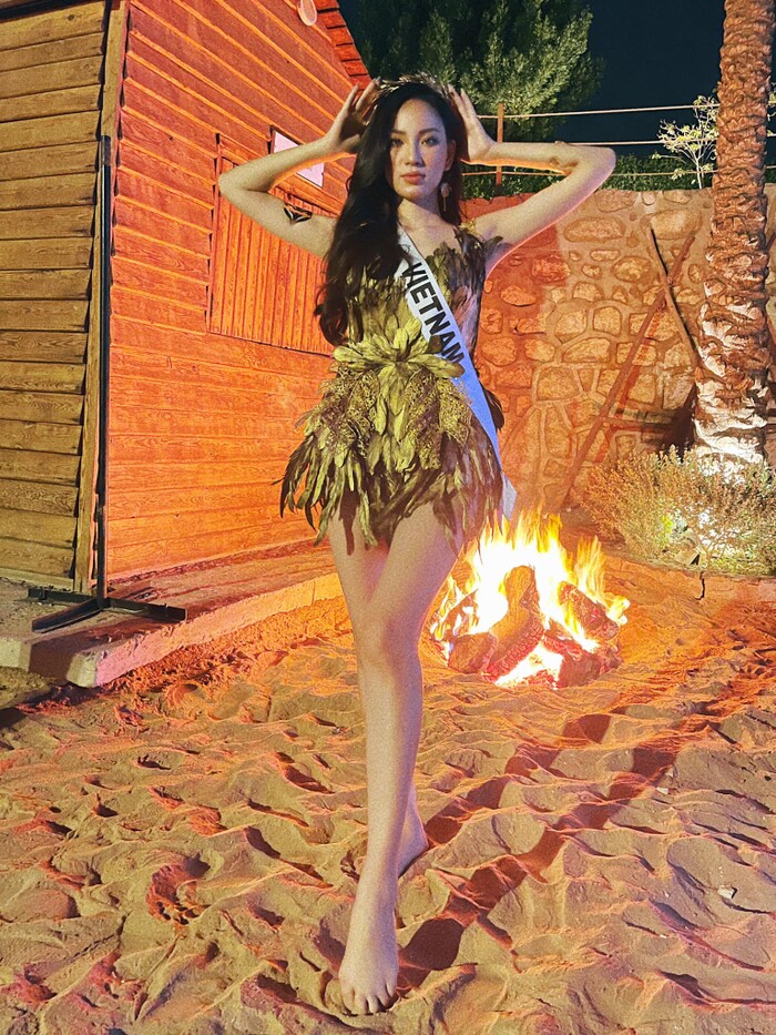 Ái Nhi hóa nữ thần Hi Lạp khi tham gia đêm tiệc Halloween tại Miss Intercontinental - 2 Ái Nhi hóa nữ thần Hi Lạp khi tham gia đêm tiệc Halloween tại Miss Intercontinental - 2