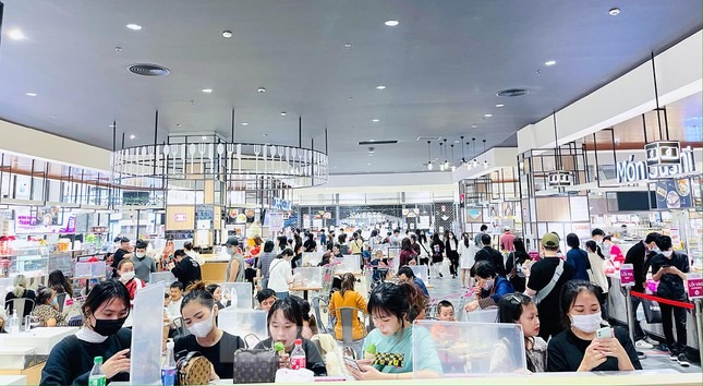 Hồ Gươm nhộn nhịp, khu thương mại kín khách vào cuối tuần - 2 Hồ Gươm nhộn nhịp, khu thương mại kín khách vào cuối tuần - 2