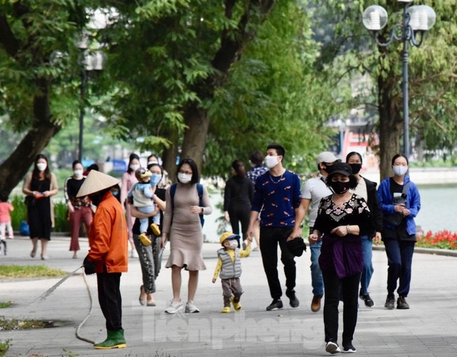 Hồ Gươm nhộn nhịp, khu thương mại kín khách vào cuối tuần - 5 Hồ Gươm nhộn nhịp, khu thương mại kín khách vào cuối tuần - 5