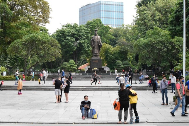Hồ Gươm nhộn nhịp, khu thương mại kín khách vào cuối tuần - 7 Hồ Gươm nhộn nhịp, khu thương mại kín khách vào cuối tuần - 7