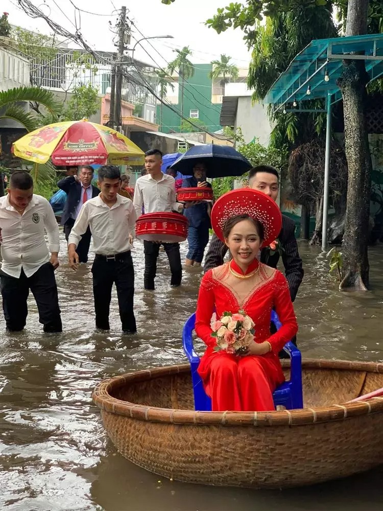 Ngồi thuyền thúng về nhà chồng ngày mưa lũ, cô dâu hớn hở như được mùa còn hàng xóm xung quanh thi nhau lội nước ra xem - 1 Ngồi thuyền thúng về nhà chồng ngày mưa lũ, cô dâu hớn hở như được mùa còn hàng xóm xung quanh thi nhau lội nước ra xem - 1