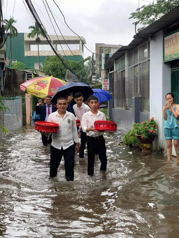 Ngồi thuyền thúng về nhà chồng ngày mưa lũ, cô dâu hớn hở như được mùa còn hàng xóm xung quanh thi nhau lội nước ra xem - 2 Ngồi thuyền thúng về nhà chồng ngày mưa lũ, cô dâu hớn hở như được mùa còn hàng xóm xung quanh thi nhau lội nước ra xem - 2