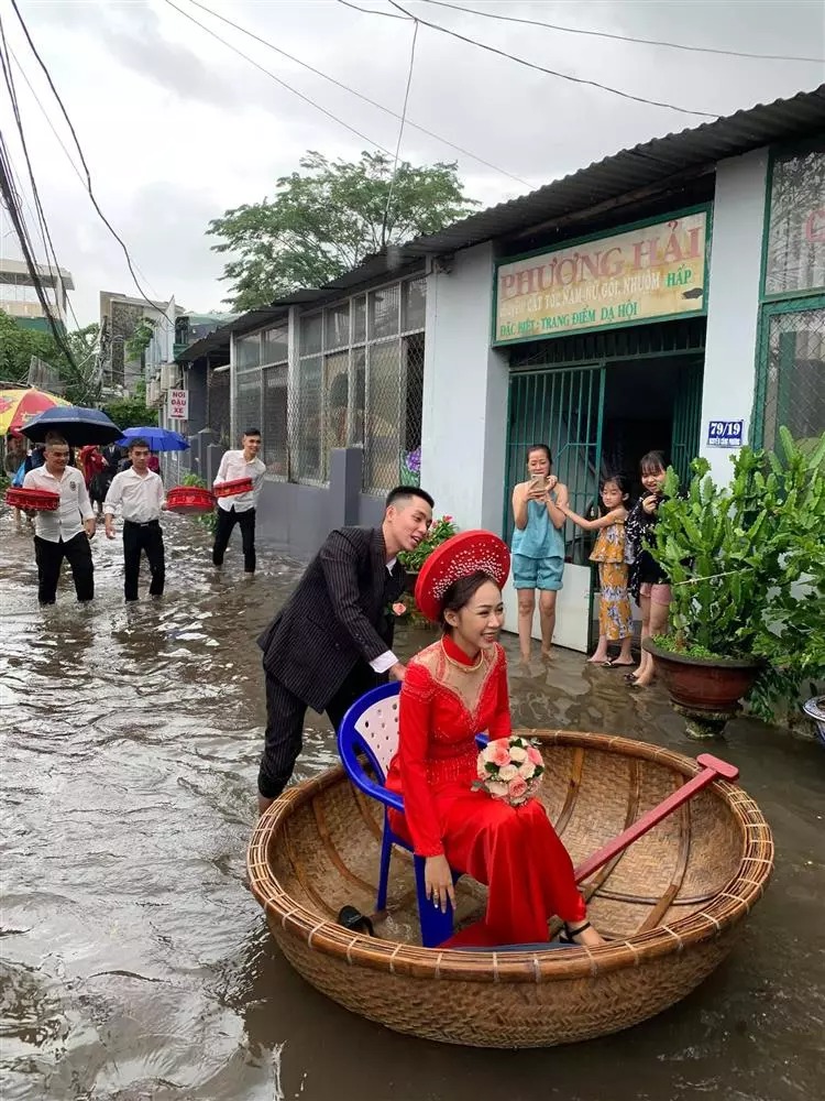 Ngồi thuyền thúng về nhà chồng ngày mưa lũ, cô dâu hớn hở như được mùa còn hàng xóm xung quanh thi nhau lội nước ra xem - 3 Ngồi thuyền thúng về nhà chồng ngày mưa lũ, cô dâu hớn hở như được mùa còn hàng xóm xung quanh thi nhau lội nước ra xem - 3