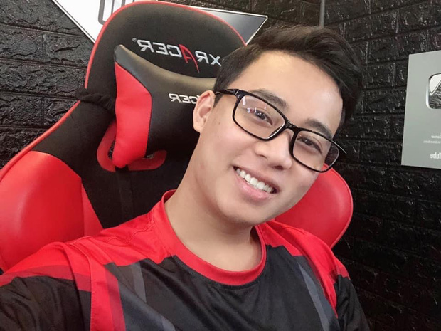 Quang Lê và mối lương duyên với 4 người con nuôi, sốc nhất chuyện 'tiểu ni cô' The Voice Kids bị ép đội tóc giả - 2 Quang Lê và mối lương duyên với 4 người con nuôi, sốc nhất chuyện 'tiểu ni cô' The Voice Kids bị ép đội tóc giả - 2