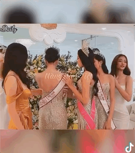 Netizen tranh cãi clip Đỗ Thị Hà xô đẩy Á hậu Phương Anh và chiếm ống kính sự kiện, ai dè 'quay xe' ngay khi biết sự thật - 1 Netizen tranh cãi clip Đỗ Thị Hà xô đẩy Á hậu Phương Anh và chiếm ống kính sự kiện, ai dè 'quay xe' ngay khi biết sự thật - 1