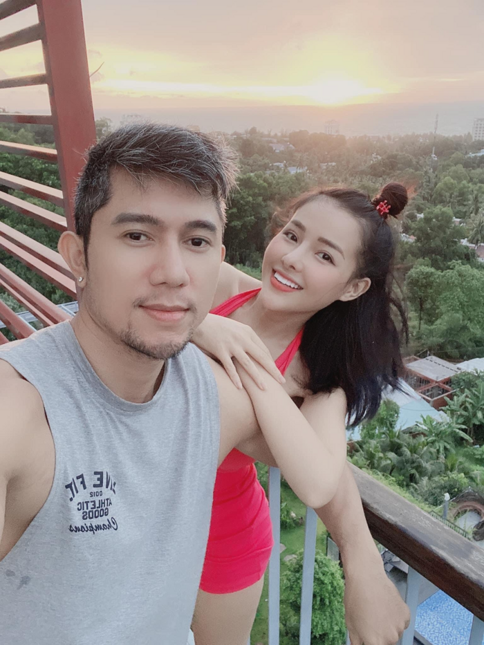 Ngân 98 khoe trọn đôi 'gò bồng đảo', còn nhắc đến chuyện ngoại tình? - 1 Ngân 98 khoe trọn đôi 'gò bồng đảo', còn nhắc đến chuyện ngoại tình? - 1