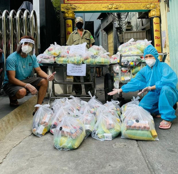 Trở về nhà sau khi kết thúc cách ly, Việt Hương khoe món quà đặc biệt vừa nhận, sau tất cả nữ diễn viên hài muốn được ôm mọi người - 2 Trở về nhà sau khi kết thúc cách ly, Việt Hương khoe món quà đặc biệt vừa nhận, sau tất cả nữ diễn viên hài muốn được ôm mọi người - 2