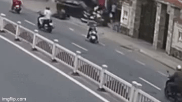 Clip: Kinh hoàng khoảnh khắc ô tô mất phanh hất tung hàng loạt xe máy khiến nhiều người bị thương nặng Clip: Kinh hoàng khoảnh khắc ô tô mất phanh hất tung hàng loạt xe máy khiến nhiều người bị thương nặng