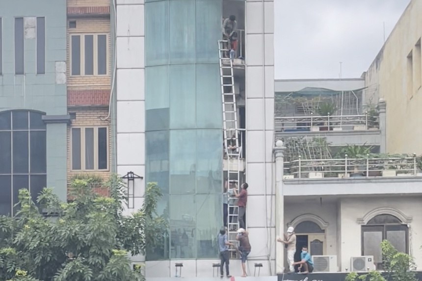 Cháy nhà 5 tầng, nhiều người thoát chết - 2 Cháy nhà 5 tầng, nhiều người thoát chết - 2