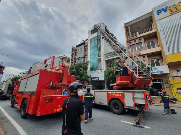 Cháy nhà 5 tầng, nhiều người thoát chết Cháy nhà 5 tầng, nhiều người thoát chết