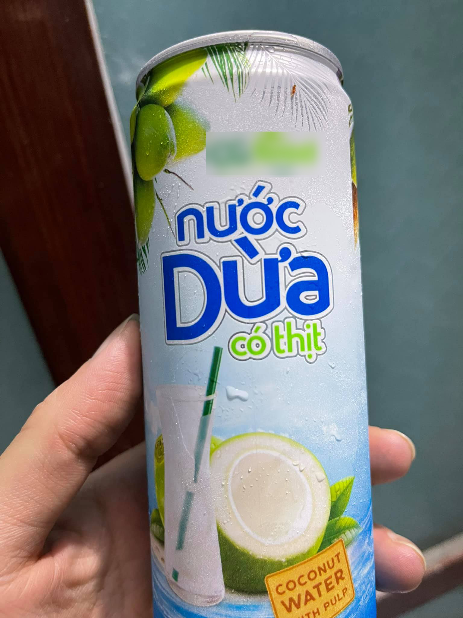 Đang uống nước dừa, thanh niên bỗng 'xoắn cả não' chỉ vì 1 dòng chữ nhà sản xuất ghi trên vỏ lon Đang uống nước dừa, thanh niên bỗng 'xoắn cả não' chỉ vì 1 dòng chữ nhà sản xuất ghi trên vỏ lon