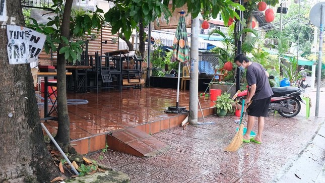 Cửa hàng, quán ăn TPHCM tất bật dọn dẹp, mong sớm được bán tại chỗ - 1 Cửa hàng, quán ăn TPHCM tất bật dọn dẹp, mong sớm được bán tại chỗ - 1