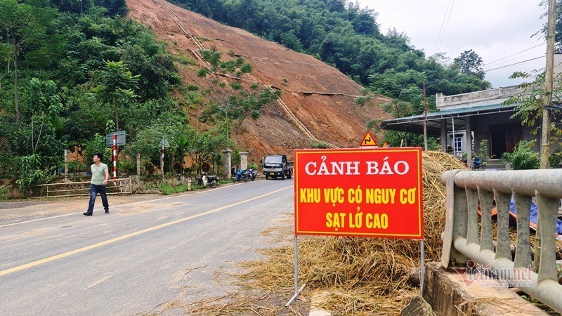 Ta luy trên quốc lộ nứt gẫy sau mưa dài, dân vừa bám nhà vừa lo chạy - 10 Ta luy trên quốc lộ nứt gẫy sau mưa dài, dân vừa bám nhà vừa lo chạy - 10