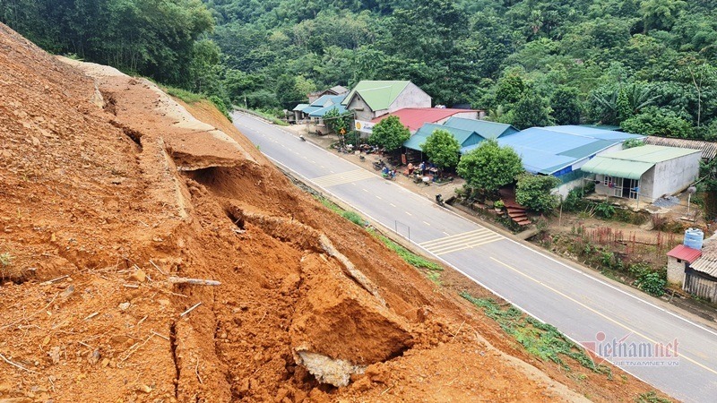Ta luy trên quốc lộ nứt gẫy sau mưa dài, dân vừa bám nhà vừa lo chạy - 2 Ta luy trên quốc lộ nứt gẫy sau mưa dài, dân vừa bám nhà vừa lo chạy - 2