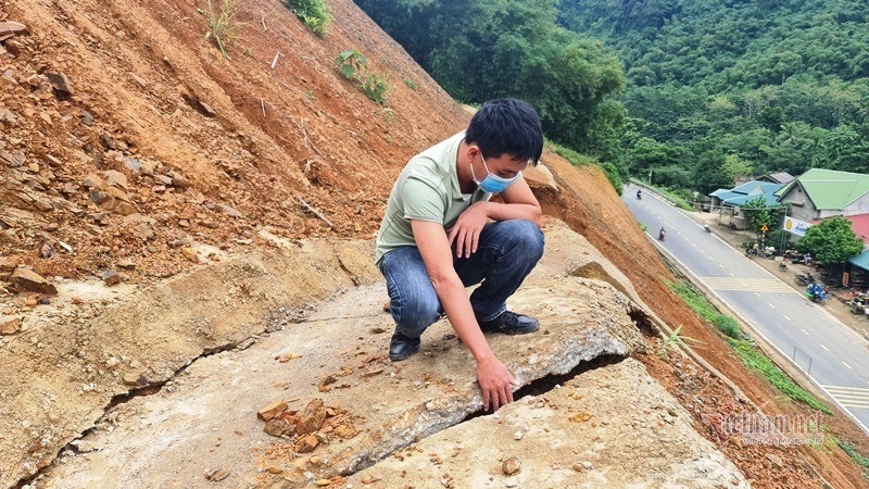 Ta luy trên quốc lộ nứt gẫy sau mưa dài, dân vừa bám nhà vừa lo chạy - 3 Ta luy trên quốc lộ nứt gẫy sau mưa dài, dân vừa bám nhà vừa lo chạy - 3
