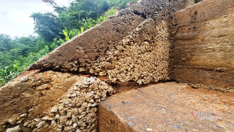 Ta luy trên quốc lộ nứt gẫy sau mưa dài, dân vừa bám nhà vừa lo chạy - 7 Ta luy trên quốc lộ nứt gẫy sau mưa dài, dân vừa bám nhà vừa lo chạy - 7