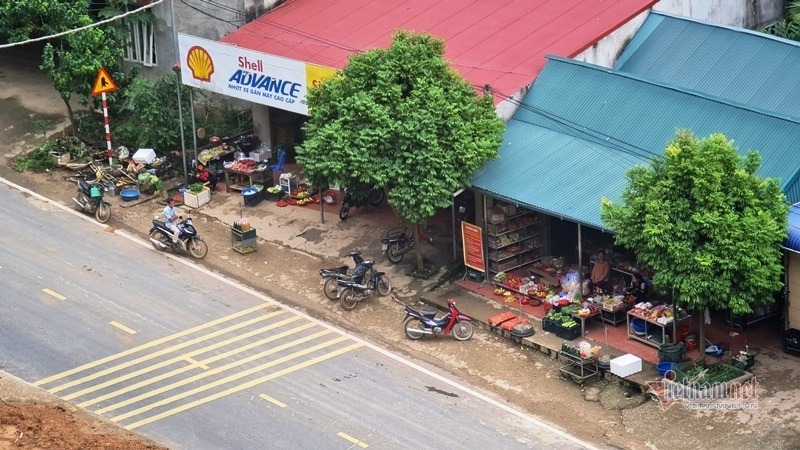 Ta luy trên quốc lộ nứt gẫy sau mưa dài, dân vừa bám nhà vừa lo chạy - 8 Ta luy trên quốc lộ nứt gẫy sau mưa dài, dân vừa bám nhà vừa lo chạy - 8