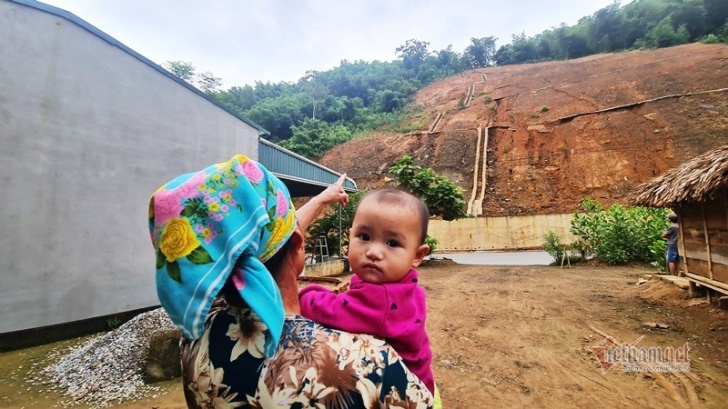 Ta luy trên quốc lộ nứt gẫy sau mưa dài, dân vừa bám nhà vừa lo chạy - 9 Ta luy trên quốc lộ nứt gẫy sau mưa dài, dân vừa bám nhà vừa lo chạy - 9