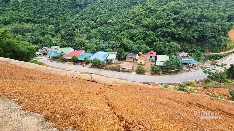 Ta luy trên quốc lộ nứt gẫy sau mưa dài, dân vừa bám nhà vừa lo chạy Ta luy trên quốc lộ nứt gẫy sau mưa dài, dân vừa bám nhà vừa lo chạy