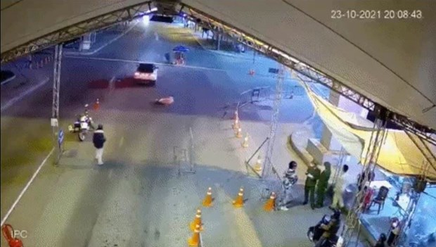 Bắt giữ đối tượng say rượu, dùng ma túy, lái xe tông trực diện vào cảnh sát để 'thông chốt' kiểm dịch Bắt giữ đối tượng say rượu, dùng ma túy, lái xe tông trực diện vào cảnh sát để 'thông chốt' kiểm dịch